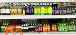 góndola de supermercado con productos compitiendo